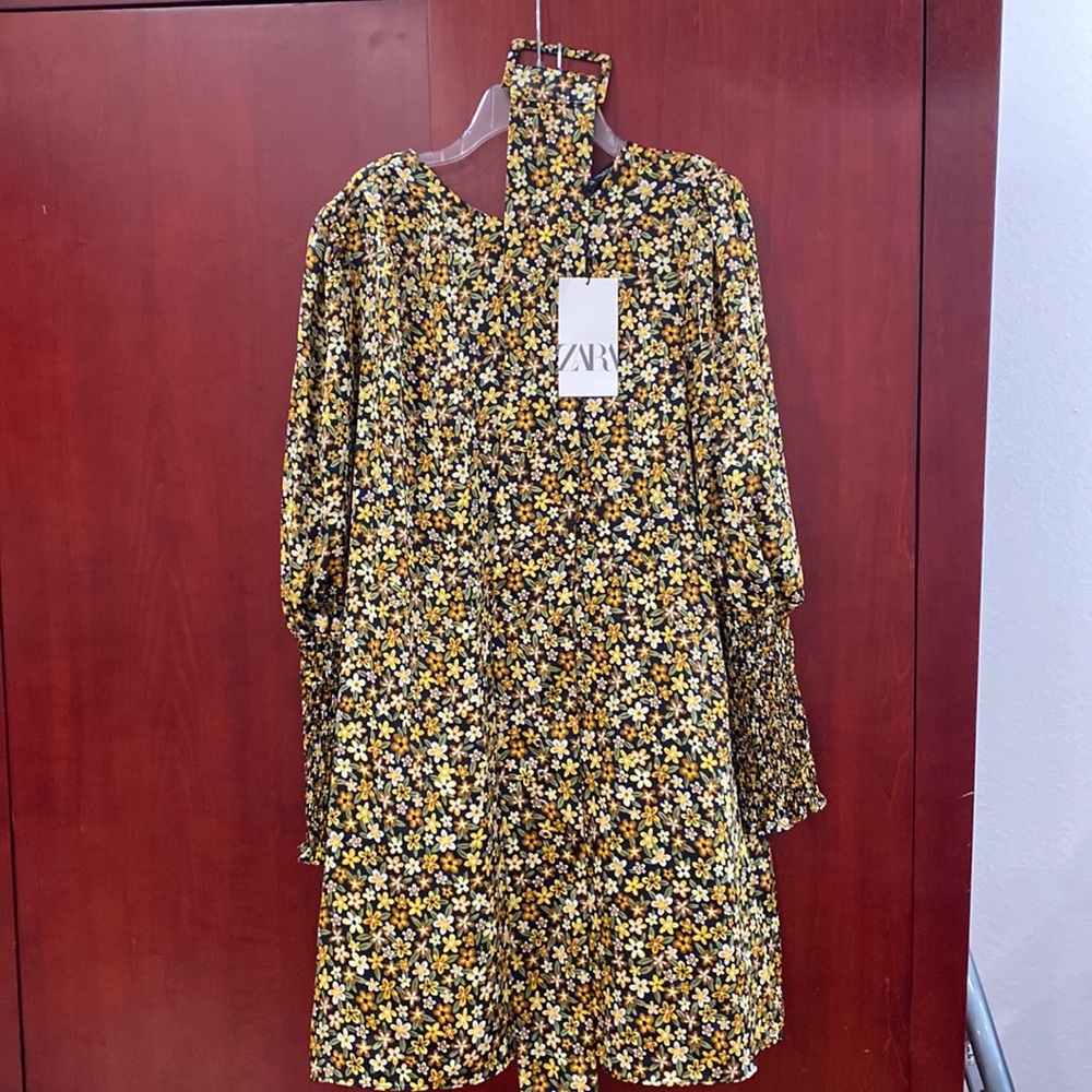New with tags Zara flower dress. Puffy sleeves with belt